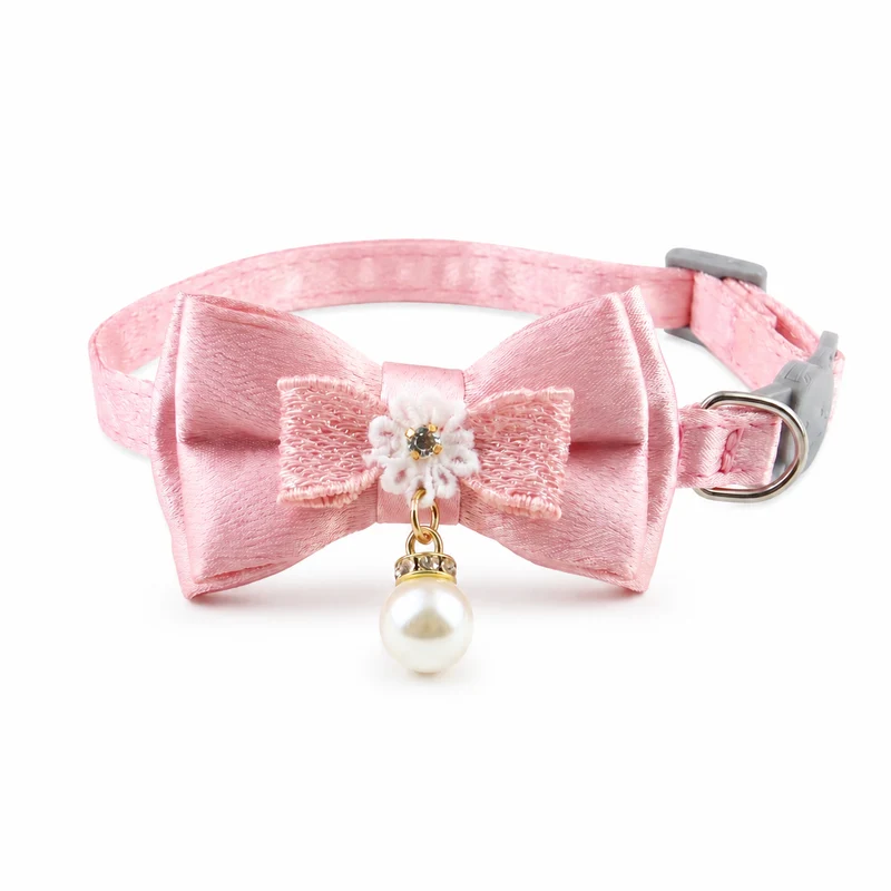 Collier avec gros nœud papillon pour gros chat